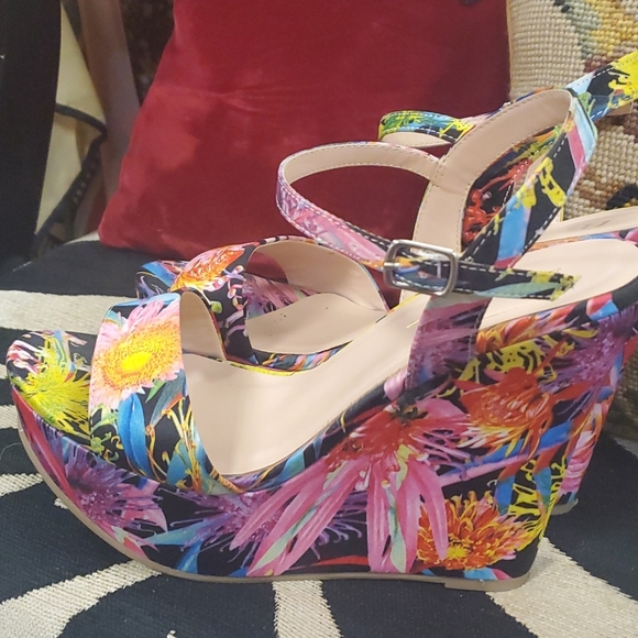 Nicole Miller floral platforms - Picture 4 of 9